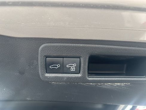 Used 2021 Toyota Venza XLE image 14