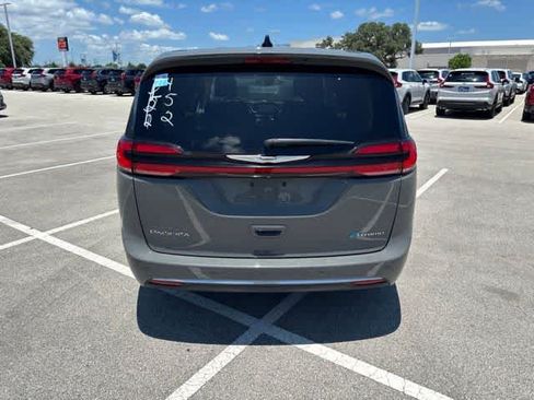 Used 2023 Chrysler Pacifica Touring-L FWD image 4
