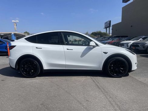 Used 2023 Tesla Model Y Long Range AWD/4WD image 2