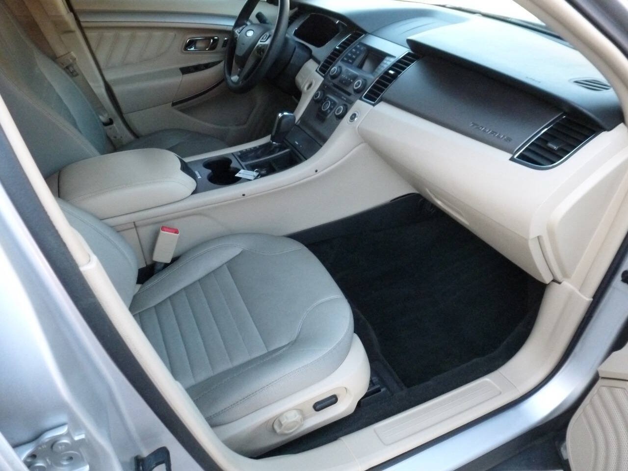 Used 2015 Ford Taurus SE FWD image 11