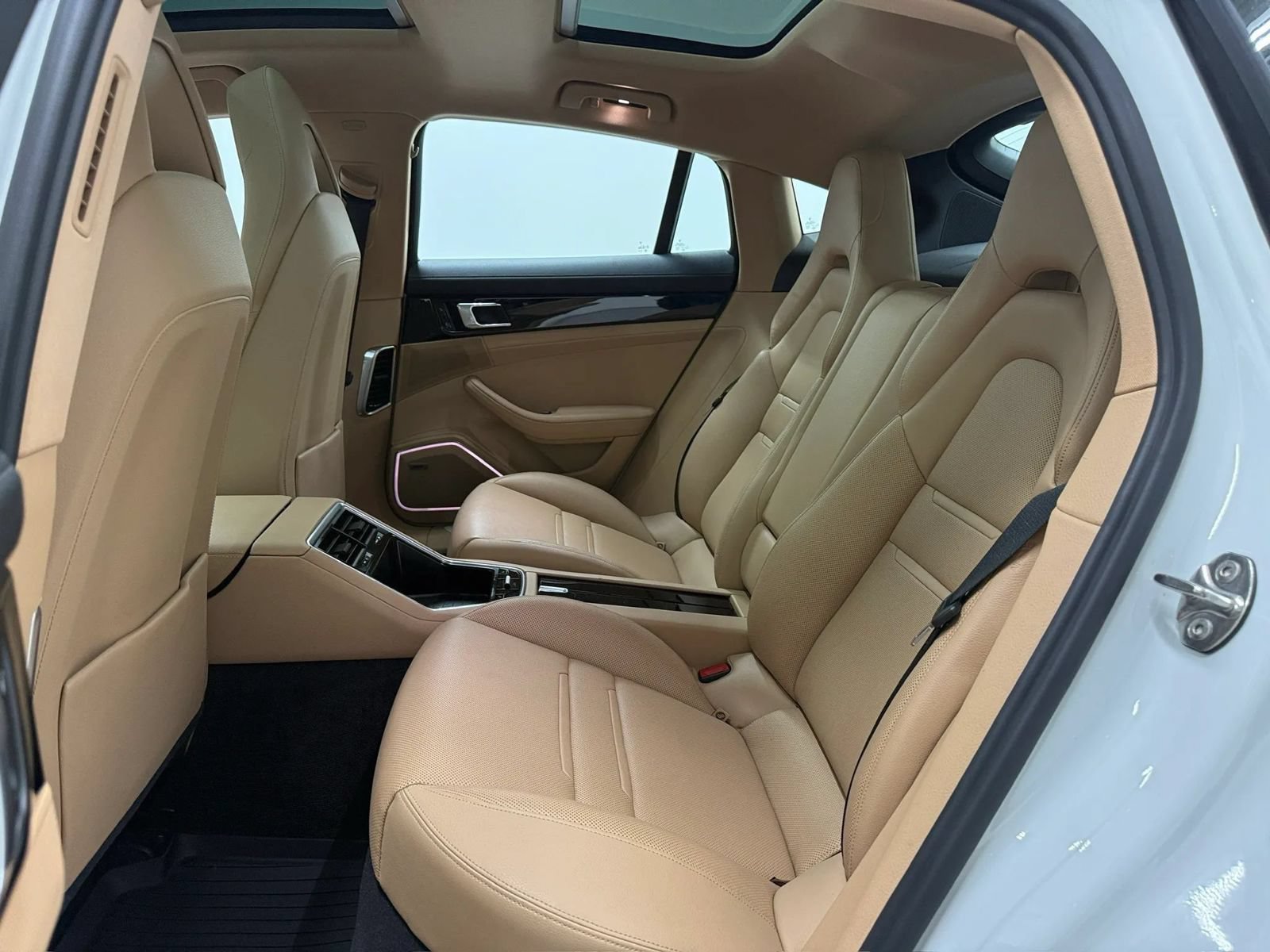 Used 2018 Porsche Panamera RWD image 16