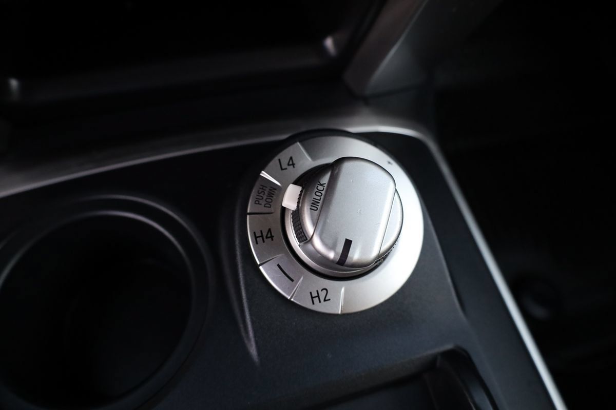 Used 2018 Toyota 4Runner SR5 AWD/4WD image 32