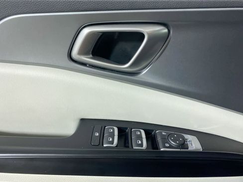 Used 2024 Kia Carnival LX image 19