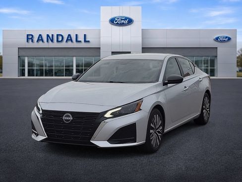 Used 2025 Nissan Altima 2.5 SV FWD image 2