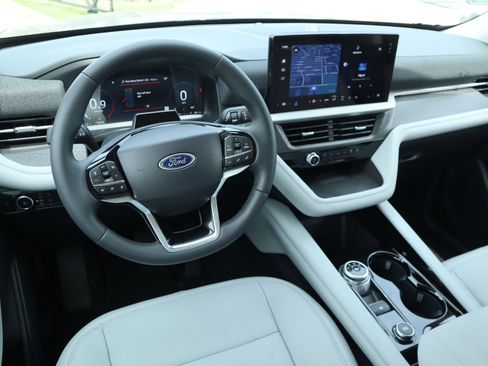 New 2026 Ford Explorer Platinum w/ LUX Leather Package AWD/4WD image 2