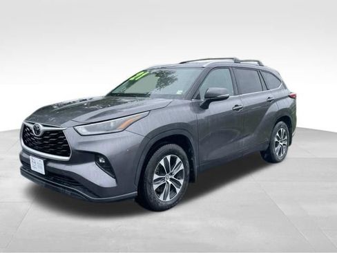 Used 2021 Toyota Highlander XLE AWD/4WD image 2
