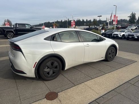 Used 2025 Toyota Prius LE image 9