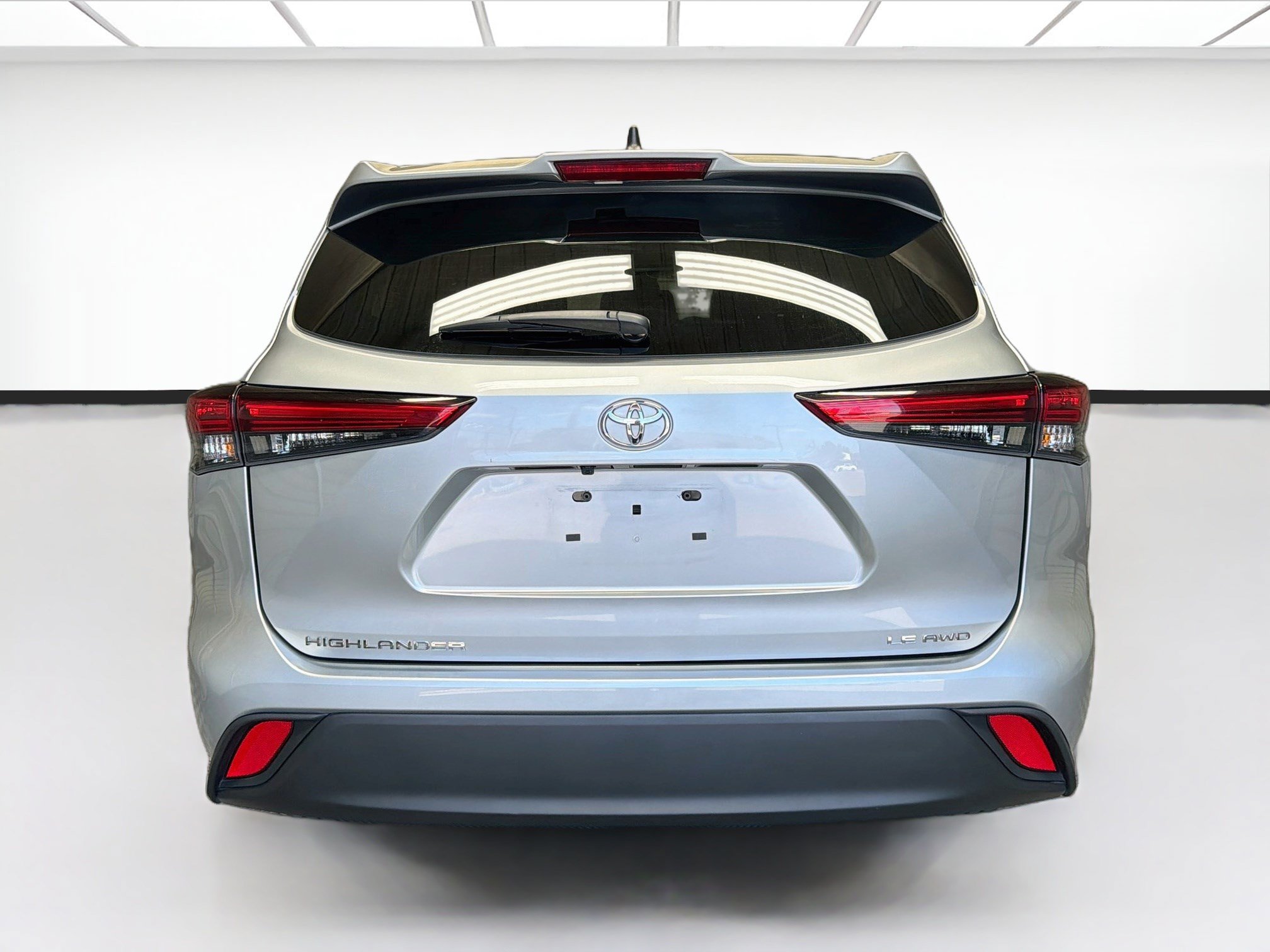 Used 2023 Toyota Highlander LE AWD/4WD image 5