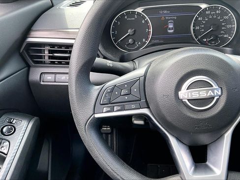 Used 2025 Nissan Altima 2.5 SV FWD image 11