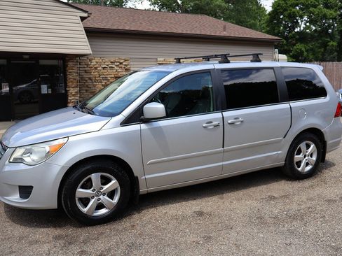 Used 2010 Volkswagen Routan SE FWD image 5