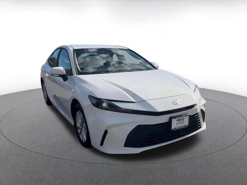 Used 2025 Toyota Camry LE image 3