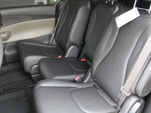 New 2026 Kia Carnival EX FWD image 6