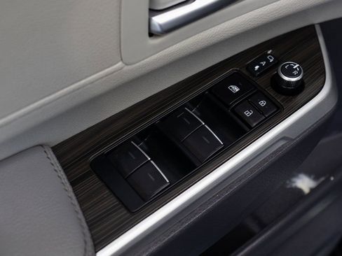 Used 2024 Toyota Sienna Limited image 16