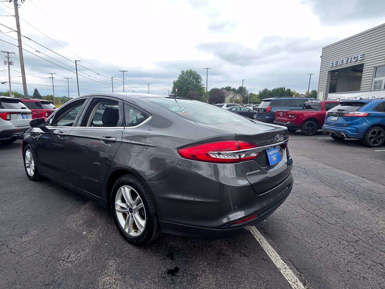 Used 2018 Ford Fusion SE w/ Fusion SE Technology Package FWD image 3