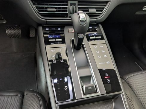Certified 2026 Porsche Macan AWD/4WD image 23