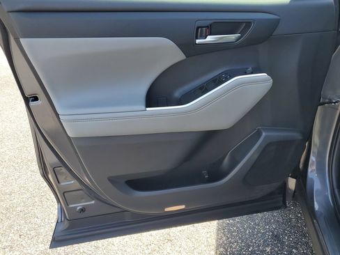 Used 2024 Toyota Highlander XLE FWD image 8