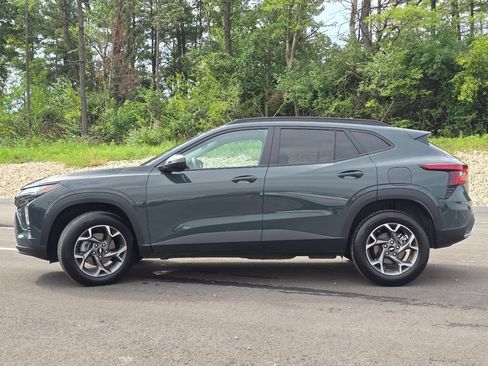 Used 2025 Chevrolet Trax LT FWD image 15