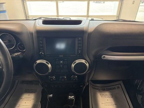 Used 2017 Jeep Wrangler Unlimited Rubicon w/ Connectivity Group AWD/4WD image 17