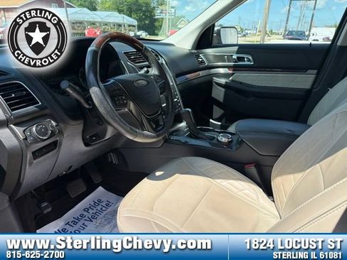 Used 2018 Ford Explorer Platinum AWD/4WD image 10