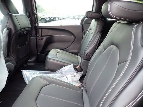 New 2025 Chrysler Pacifica Select image 13