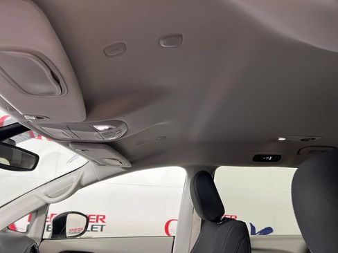 Used 2023 Chrysler Voyager LX image 22
