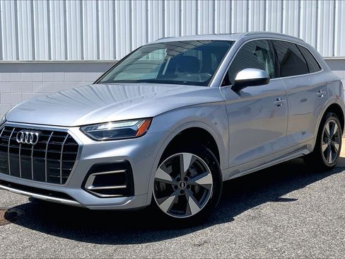 Used 2023 Audi Q5 2.0T Premium w/ Convenience Package AWD/4WD image 2