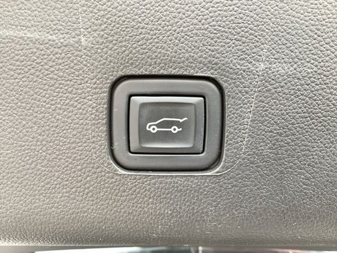 Used 2023 Chevrolet Traverse Premier image 39