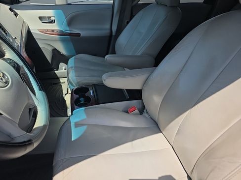 Used 2012 Toyota Sienna XLE w/ XLE Navigation Pkg image 9
