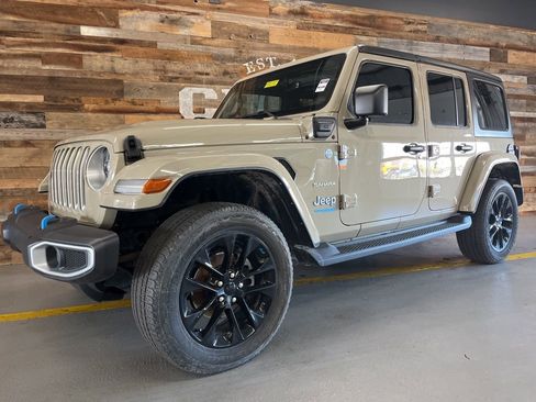 Used 2022 Jeep Wrangler Unlimited Sahara w/ Cold Weather Group image 4