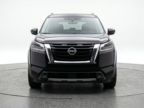 Used 2025 Nissan Pathfinder SV FWD image 2
