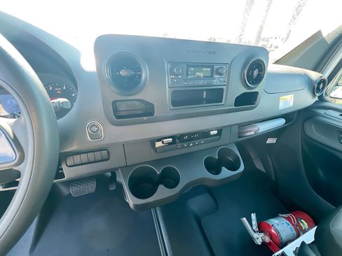 Used 2022 Mercedes-Benz Sprinter 2500 image 26