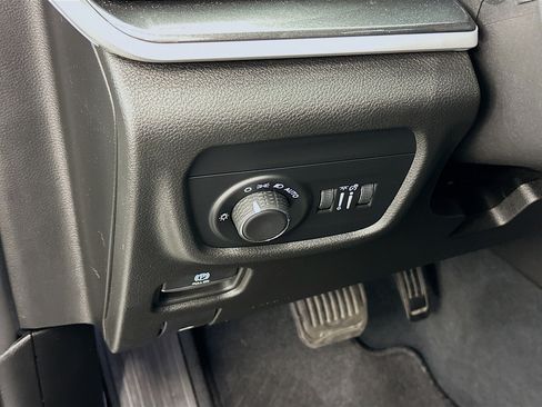 Used 2023 Jeep Grand Cherokee L Laredo AWD/4WD image 17