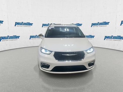 Used 2022 Chrysler Pacifica Limited AWD/4WD image 3