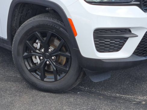 Used 2024 Jeep Grand Cherokee Altitude RWD image 3