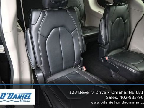 Used 2022 Chrysler Pacifica Touring-L FWD image 44