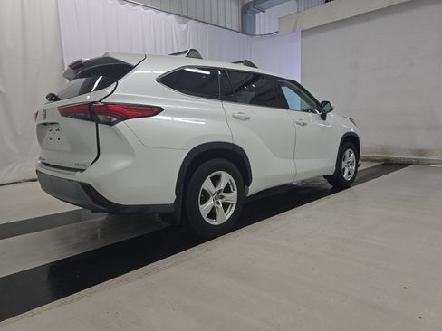Used 2022 Toyota Highlander LE AWD/4WD image 2