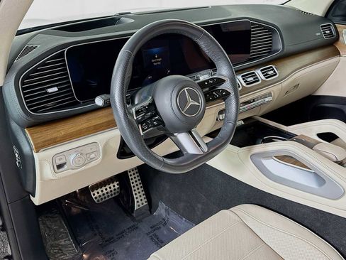 Used 2024 Mercedes-Benz GLS 580 4MATIC image 4