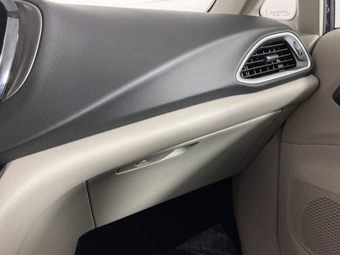 Used 2024 Chrysler Pacifica Touring-L image 31