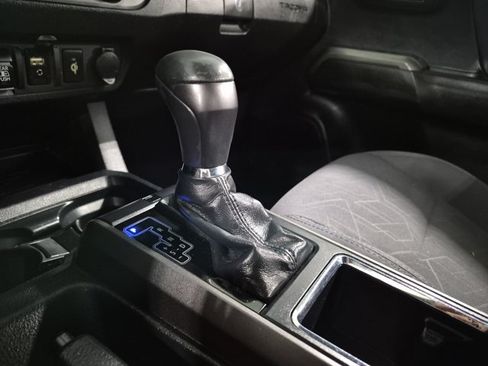 Used 2019 Toyota Tacoma TRD Off-Road w/ Technology Package AWD/4WD image 14