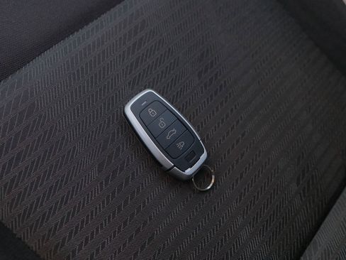 Used 2021 Nissan Versa SV image 9