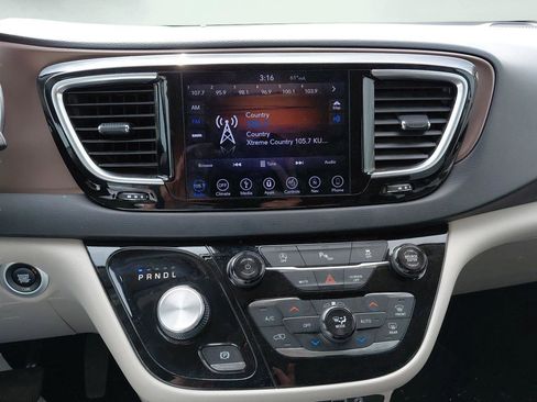 Used 2019 Chrysler Pacifica Touring-L Plus w/ Tire & Wheel Group FWD image 29