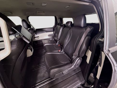 Used 2023 Kia Carnival LX FWD image 25