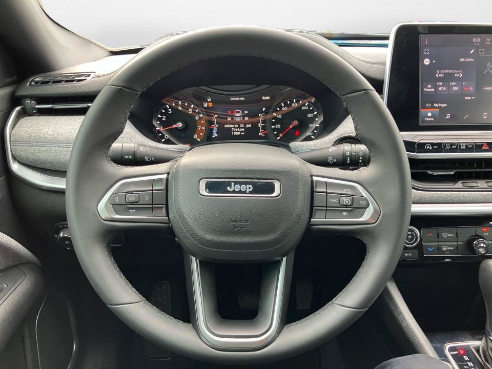 Used 2025 Jeep Compass Latitude AWD/4WD image 13