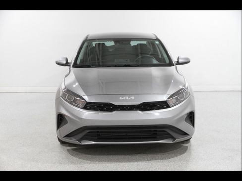 Used 2023 Kia Forte LXS image 2