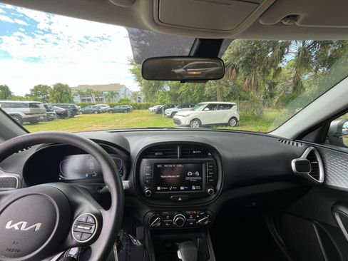 Used 2025 Kia Soul LX w/ LX Technology Package FWD image 33