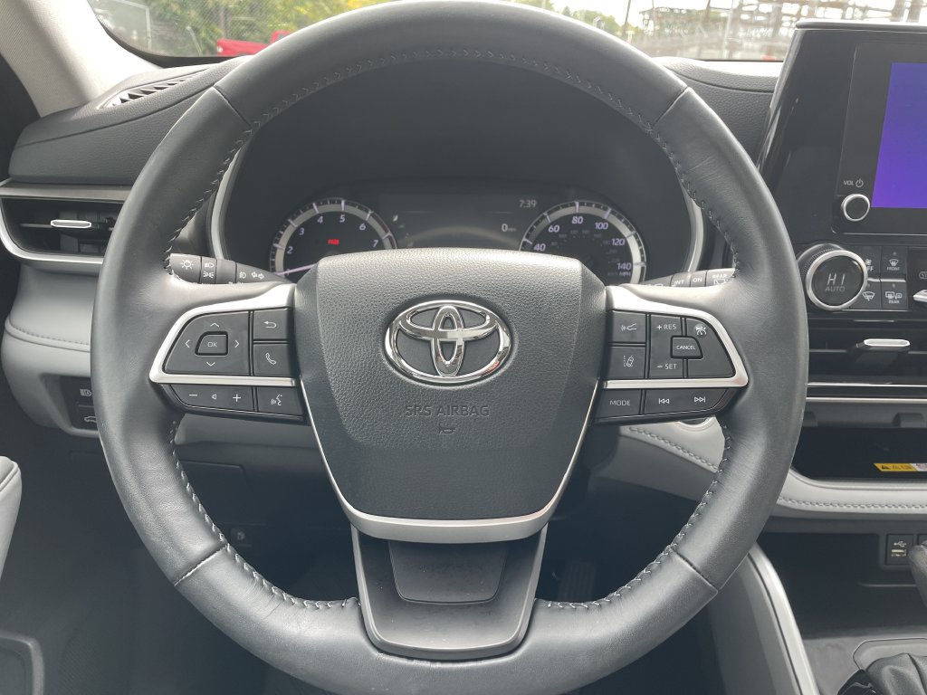 Used 2024 Toyota Highlander XLE AWD/4WD image 16