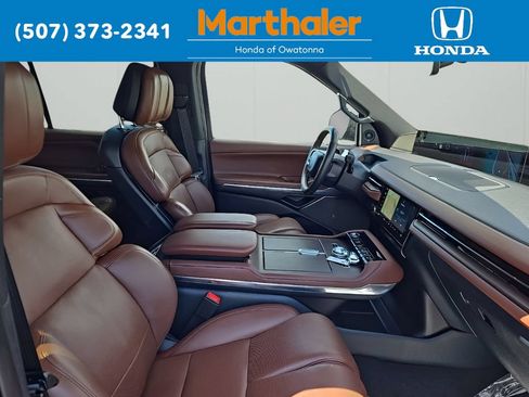 Used 2025 Lincoln Navigator Reserve AWD/4WD image 19