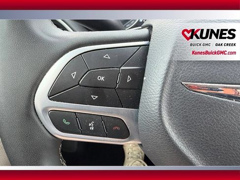 Used 2023 Chrysler Pacifica Touring-L FWD image 16