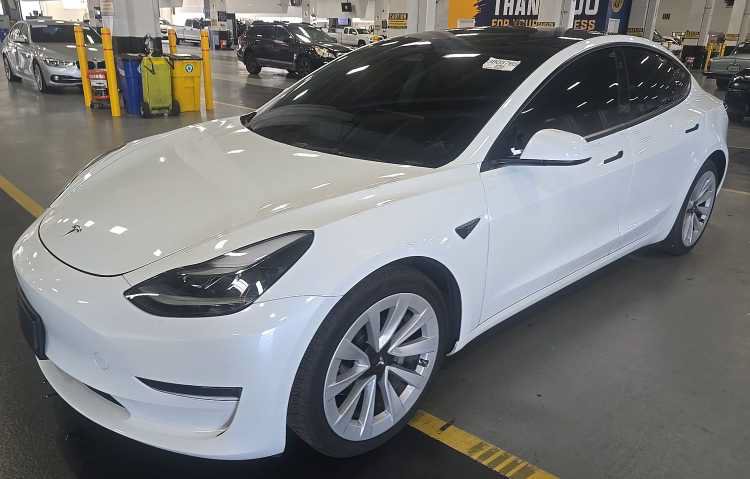 Used 2023 Tesla Model 3 Standard Range RWD image 1