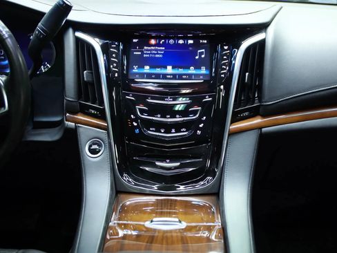 Used 2017 Cadillac Escalade Luxury image 38